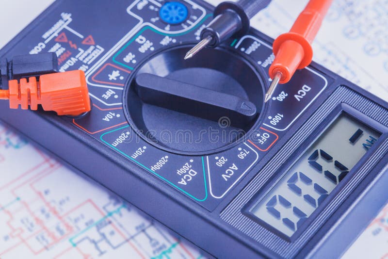 Multimetro sul circuito elettrico Primo piano immagini stock