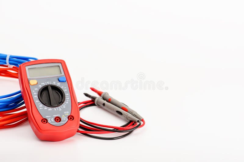 Multimètre de Digital pour la mesure différente d'électricien sur le fond blanc Copiez l'espace photographie stock libre de droits Multimètre de Digital pour la mesure différente d'électricien sur le fond blanc Copiez l'espace photographie stock libre de droits