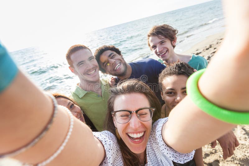 Multirracial grupo de amigos sobre el Playa.