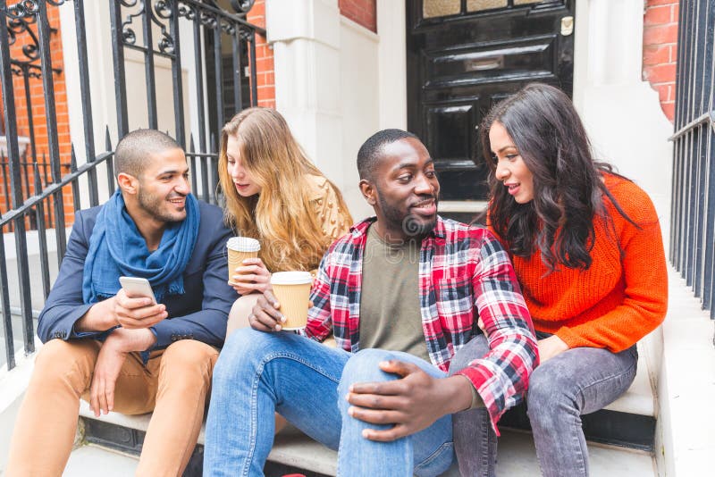 Multiracial grupa przyjaciele ma zabawę w Londyn wpólnie obraz stock Multiracial grupa przyjaciele ma zabawę w Londyn wpólnie obraz stock