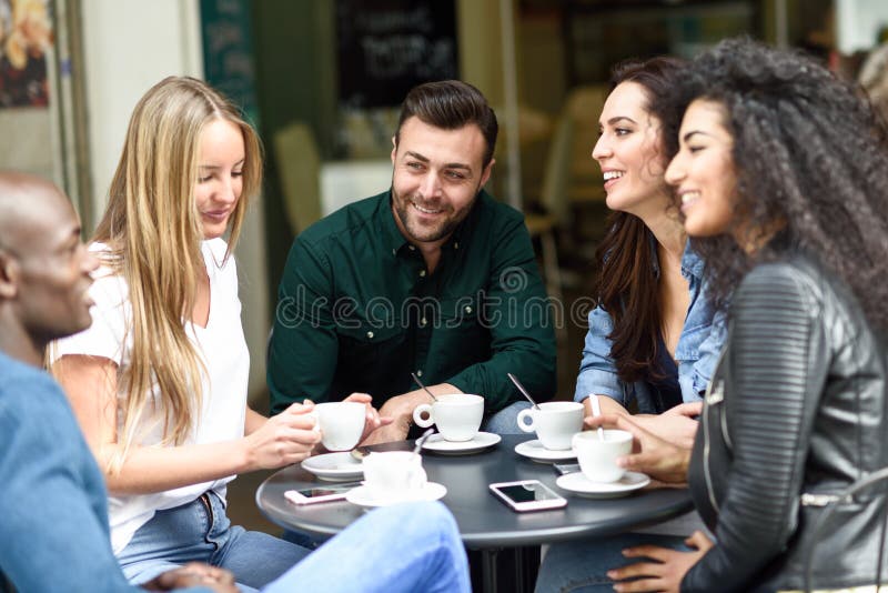 Multiracial группа в составе 5 друзей имея кофе совместно стоковое изображение Multiracial группа в составе 5 друзей имея кофе совместно стоковое изображение