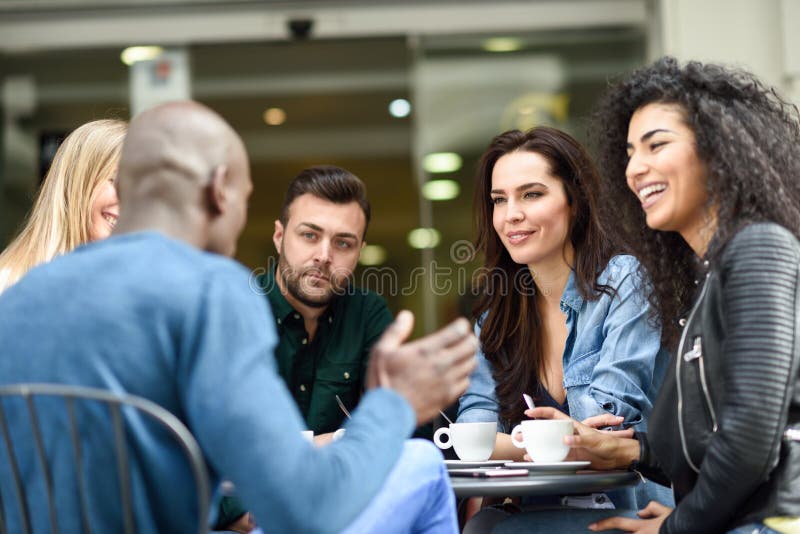 Multiracial группа в составе 5 друзей имея кофе совместно стоковые изображения Multiracial группа в составе 5 друзей имея кофе совместно стоковые изображения
