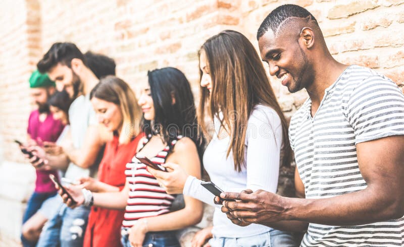 Multiracial группа используя смартфон на перерыве университета - люди друзей Millenial пристрастившийся мобильными умными телефон стоковая фотография rf Multiracial группа используя смартфон на перерыве университета - люди друзей Millenial пристрастившийся мобильными умными телефон стоковая фотография rf