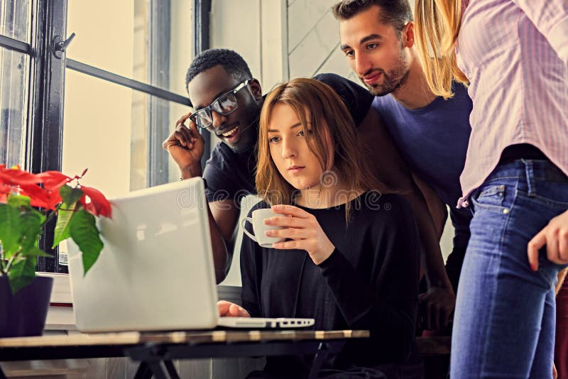 Multiraciale studenten in een ruimte stock afbeeldingen Multiraciale studenten in een ruimte stock afbeeldingen