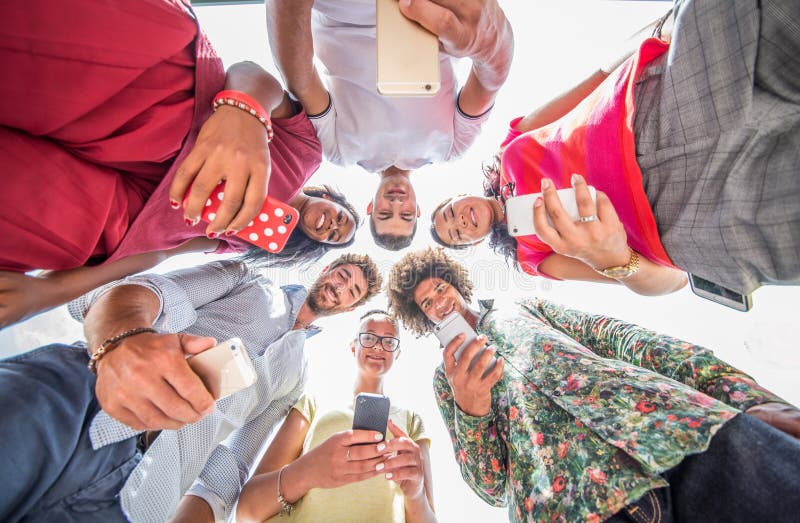 Multiraciale vrienden met slimme telefoons stock fotografie Multiraciale vrienden met slimme telefoons stock fotografie