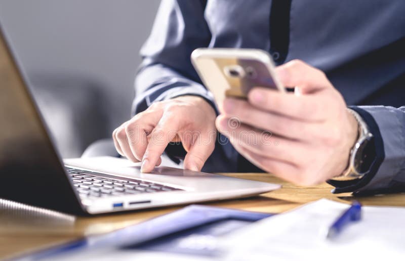 Multitasking och mobil teknik Affärsman som arbetar med telefon och bärbar dator Företagare som arbetar hårt med smarta telefoner fotografering för bildbyråer
