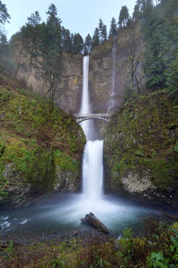 Multnomah cai em um dia chuvoso imagens de stock royalty free Multnomah cai em um dia chuvoso imagens de stock royalty free