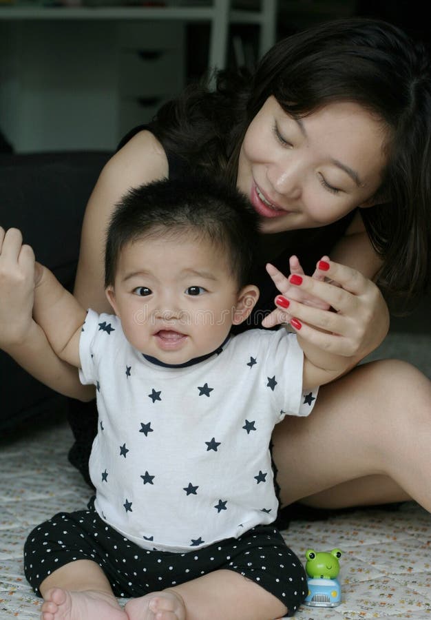 Asijská matka a její krásné dítě.