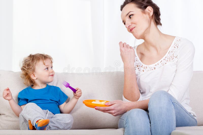 Mum en kind die maaltijd samen eten stock foto Mum en kind die maaltijd samen eten stock foto