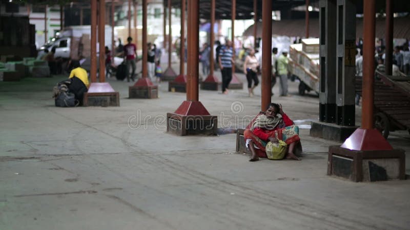 MUMBAI, INDIEN - MÄRZ 2013: Bettler auf Bahnhof