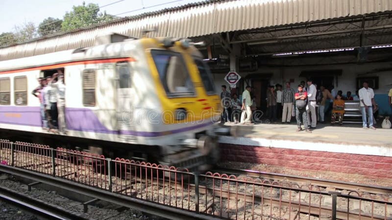 MUMBAI, INDIEN - MÄRZ 2013: Leute, die auf überfüllten Zug reisen