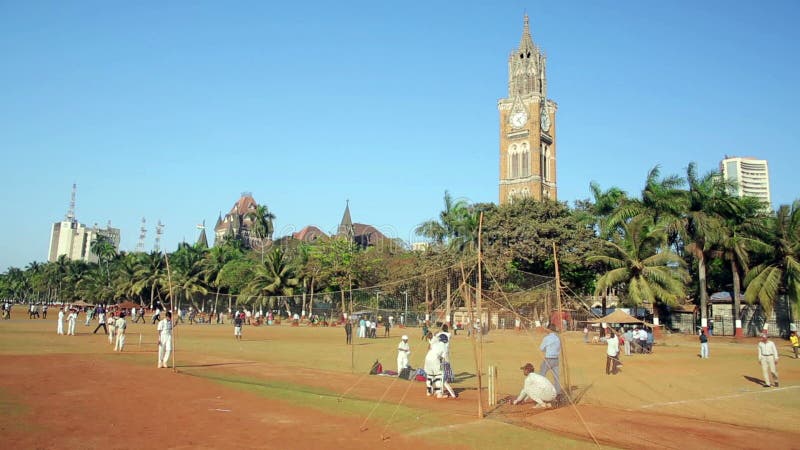 MUMBAI, INDIEN - MÄRZ 2013: Leute im Park, der Kricket spielt