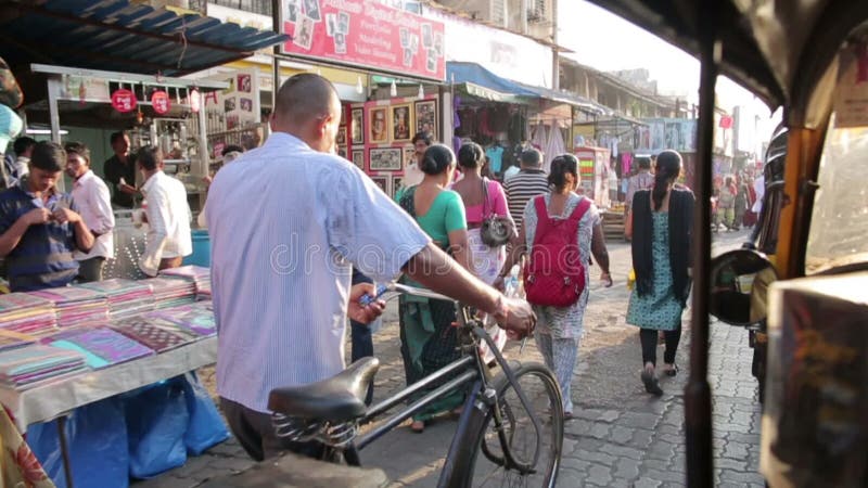 MUMBAI, INDIEN - MÄRZ 2013: Szene der verkehrsreichen Straße