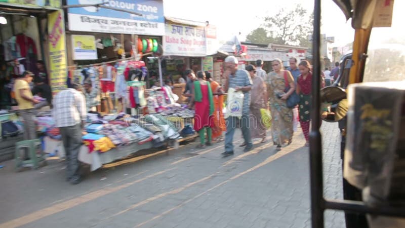 MUMBAI, INDIEN - MÄRZ 2013: Szene der verkehrsreichen Straße