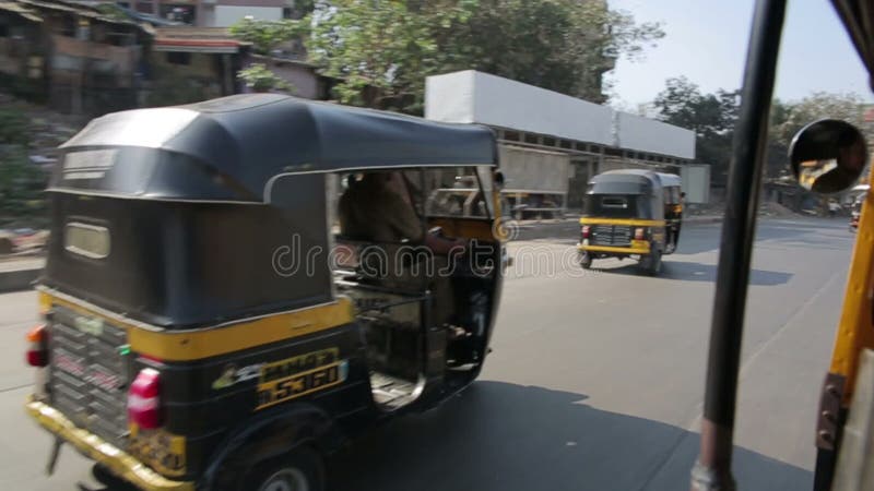 MUMBAI, INDIEN - MÄRZ 2013: Tägliche Verkehrsszene