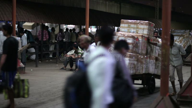 MUMBAI, INDIEN - MÄRZ 2013: Waren transportiert auf Stoßwarenkörbe
