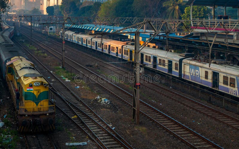 Unidentified Passengers Standing on the Doors of Running Local Train during  Rush Hours Editorial Photography - Image of station, india: 168031082