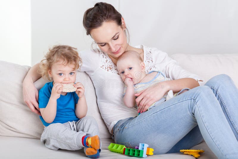 Mummia con il bambino ed il bambino in età prescolare fotografie stock libere da diritti Mummia con il bambino ed il bambino in età prescolare fotografie stock libere da diritti