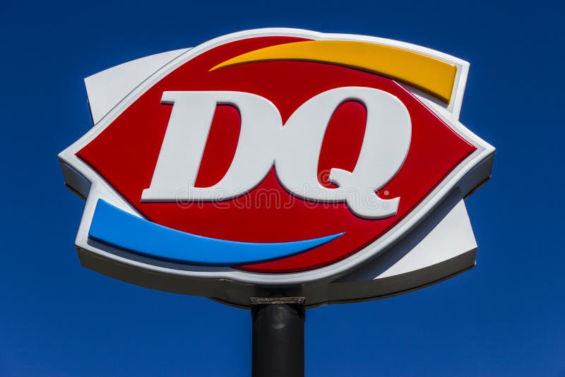 Muncie - vers en mars 2017 : Emplacement d'aliments de préparation rapide de vente au détail de la Reine de laiterie DQ est une f image stock Muncie - vers en mars 2017 : Emplacement d'aliments de préparation rapide de vente au détail de la Reine de laiterie DQ est une f image stock