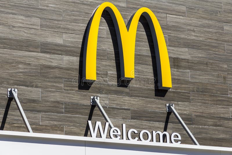 Muncie - около март 2017: Положение ресторана ` s McDonald ` S McDonald цепь ресторанов гамбургера x стоковое изображение rf Muncie - около март 2017: Положение ресторана ` s McDonald ` S McDonald цепь ресторанов гамбургера x стоковое изображение rf