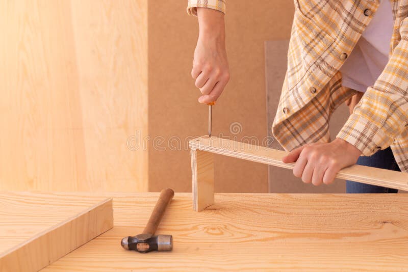 Muncitor cu șurubelniță pentru fabricarea mobilei. tâmplar masculin cu fațete decupate cu șurubelniță în scânduri din lemn stock images