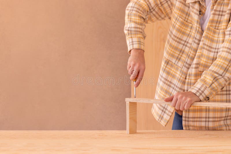 Muncitor cu șurubelniță pentru fabricarea mobilei. tâmplar masculin cu fațete decupate cu șurubelniță în scânduri din lemn royalty free stock photos