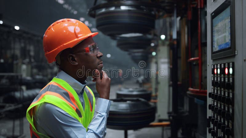 Muncitor om care utilizează ecranul din metal modern în imense fabrici industriale. royalty free stock photos