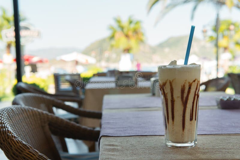 Munga Il Cocktail Con Una Paglia Attorcigliata Che Riposa Su Una Tavola Contro Un Fondo Bianco Di Luce Del Giorno Immagine Stock Immagine Di Ciliegia Malibu