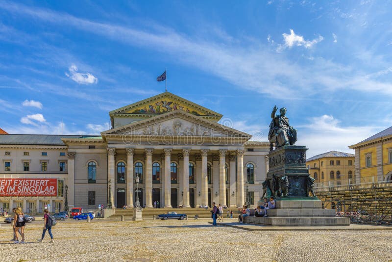 MUNICH, ALEMANIA - September-22- 2018: Máximo-José-Platz en Munich foto de archivo MUNICH, ALEMANIA - September-22- 2018: Máximo-José-Platz en Munich foto de archivo