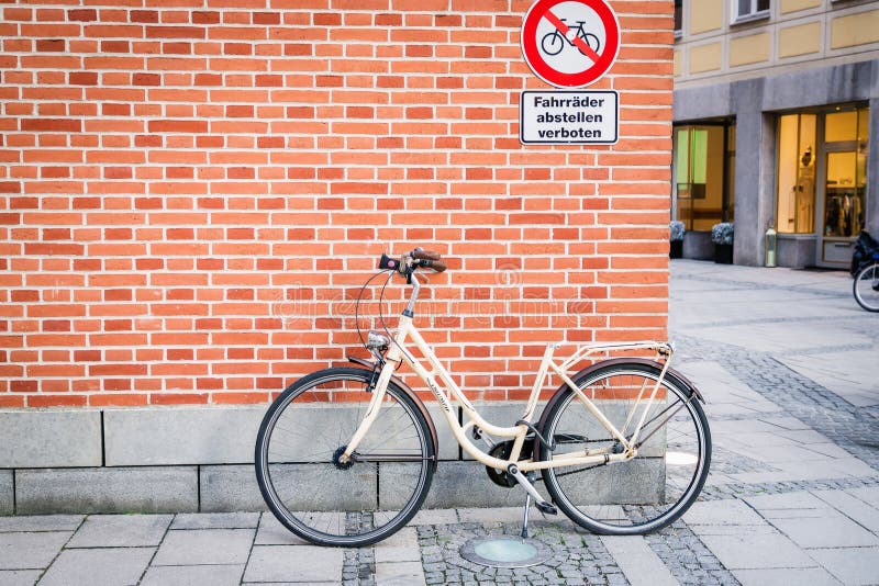 Munich, Allemagne 17 f?vrier 2019 Bicyclette sur le fond de mur de briques Inscription dans le stationnement interdit allemand de images stock Munich, Allemagne 17 f?vrier 2019 Bicyclette sur le fond de mur de briques Inscription dans le stationnement interdit allemand de images stock