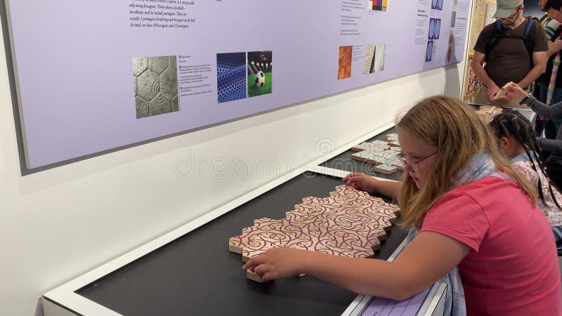 Munich allemagne 7 juillet 2024 : fille assemble une mosaïque de pièces hexagonales en bois avec un motif banque de vidéos