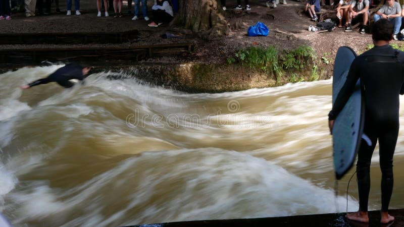 Munich allemagne 8 juillet 2024 : les surfeurs tombent un par un dans l'eau pour tenter de montrer leurs tours clips vidéos