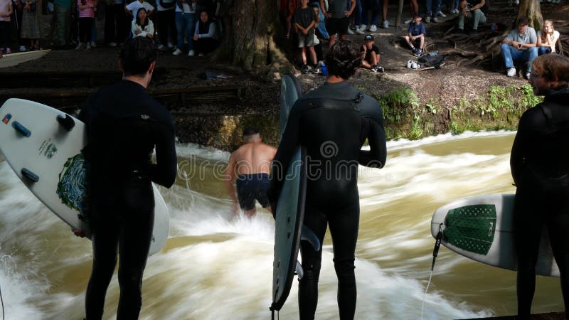 Munich allemagne 8 juillet 2024 : rivière artificielle l'eisbach dans le parc englischer garten surfeurs et spectateurs clips vidéos