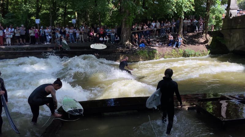 Munich allemagne 8 juillet 2024 : surf sur la rivière eisbach dans le jardin anglais banque de vidéos