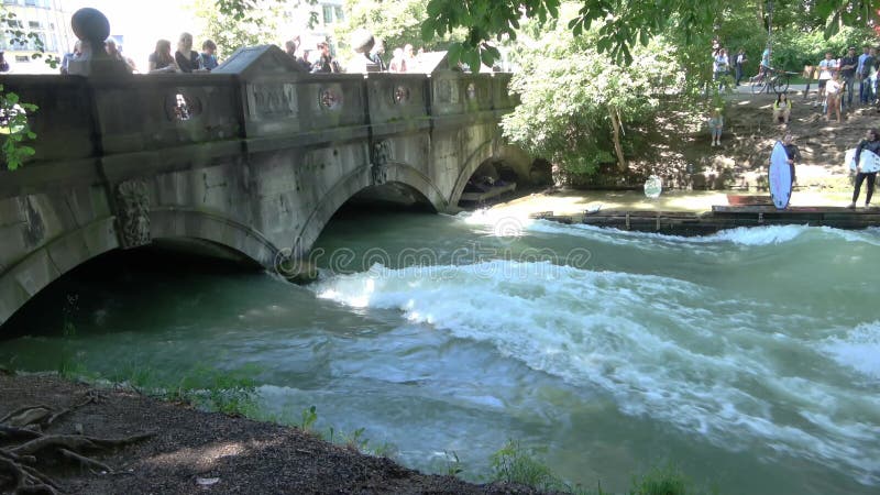 Munich allemagne 28 juillet 2024 : surfer sur la vague eisbach de la rivière isar à munich dans un parc clips vidéos