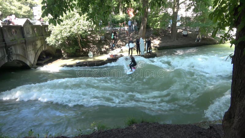 Munich allemagne 28 juillet 2024 : surfer sur la vague eisbach de la rivière isar à munich dans un parc banque de vidéos