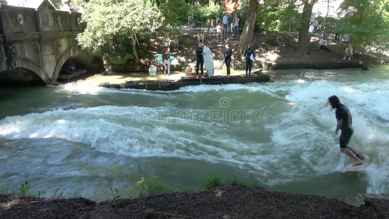 Munich allemagne 28 juillet 2024 : surfer sur la vague eisbach de la rivière isar à munich dans un parc banque de vidéos
