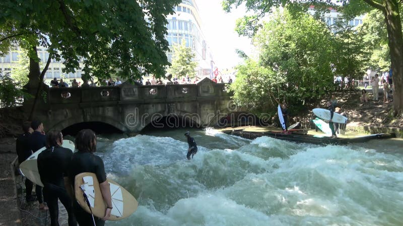 Munich allemagne 28 juillet 2024 : surfer sur la vague eisbach de la rivière isar à munich dans un parc banque de vidéos