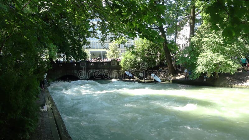 Munich allemagne 28 juillet 2024 : surfer sur la vague eisbach de la rivière isar à munich dans un parc banque de vidéos