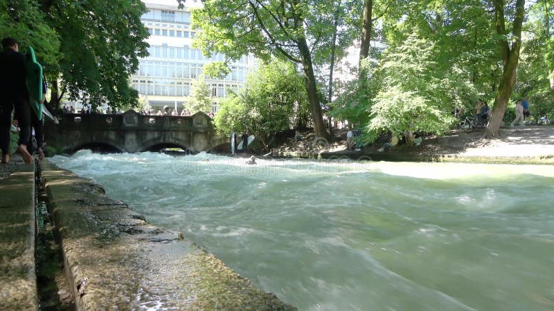 Munich allemagne 28 juillet 2024 : surfer sur la vague eisbach de la rivière isar à munich dans un parc banque de vidéos