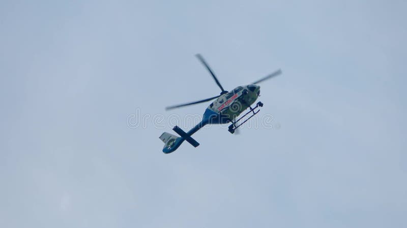 Munich allemagne 28 juillet 2024 : un hélicoptère de police devant un ciel légèrement nuageux au-dessus du centre-ville de munichs clips vidéos