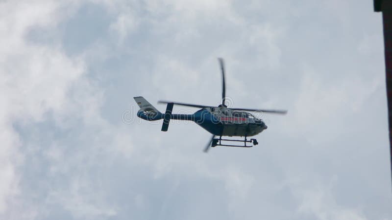 Munich allemagne 28 juillet 2024 : un hélicoptère de police devant un ciel légèrement nuageux au-dessus du centre-ville de munichs banque de vidéos