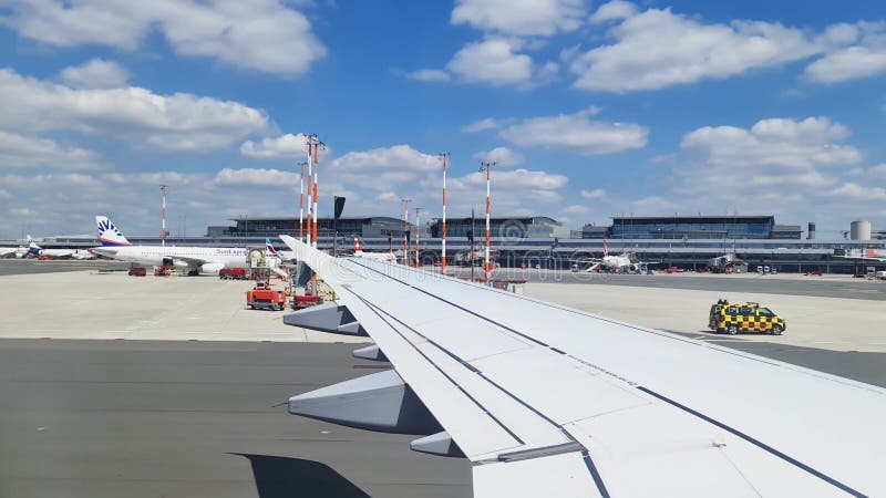 Munich allemagne 28 juillet 2024 : vue sur l'aile d'un aéronef commercial à l'aéroport de munich clips vidéos