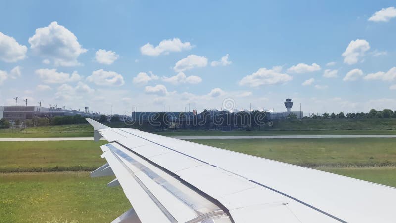 Munich allemagne 28 juillet 2024 : vue sur l'aile d'un aéronef commercial à l'aéroport de munich banque de vidéos
