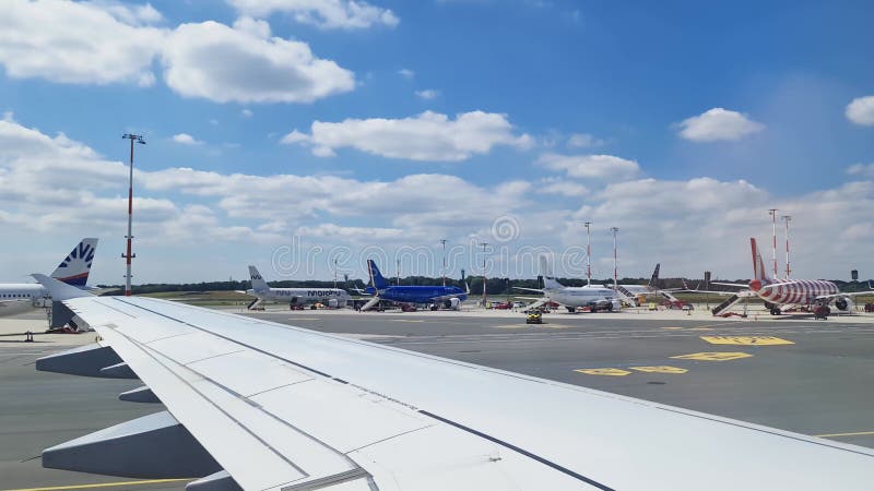 Munich allemagne 28 juillet 2024 : vue sur l'aile d'un aéronef commercial à l'aéroport de munich banque de vidéos
