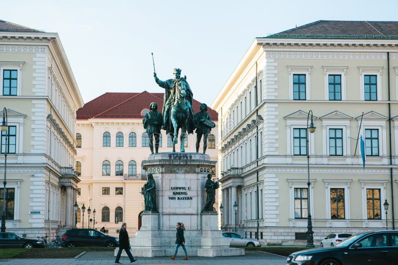 Munich, el 29 de octubre de 2017: estatua monumental de rey Ludwig la primera de Baviera