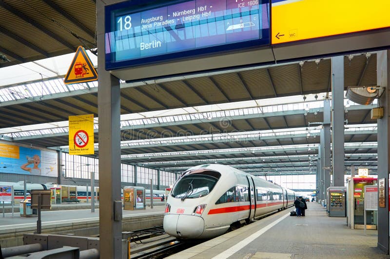 MUNICH, ENERO, 12, 2013: Ferrocarril principal HIELE el tren interurbano de alta velocidad del pasajero eléctrico listo para corr foto de archivo MUNICH, ENERO, 12, 2013: Ferrocarril principal HIELE el tren interurbano de alta velocidad del pasajero eléctrico listo para corr foto de archivo