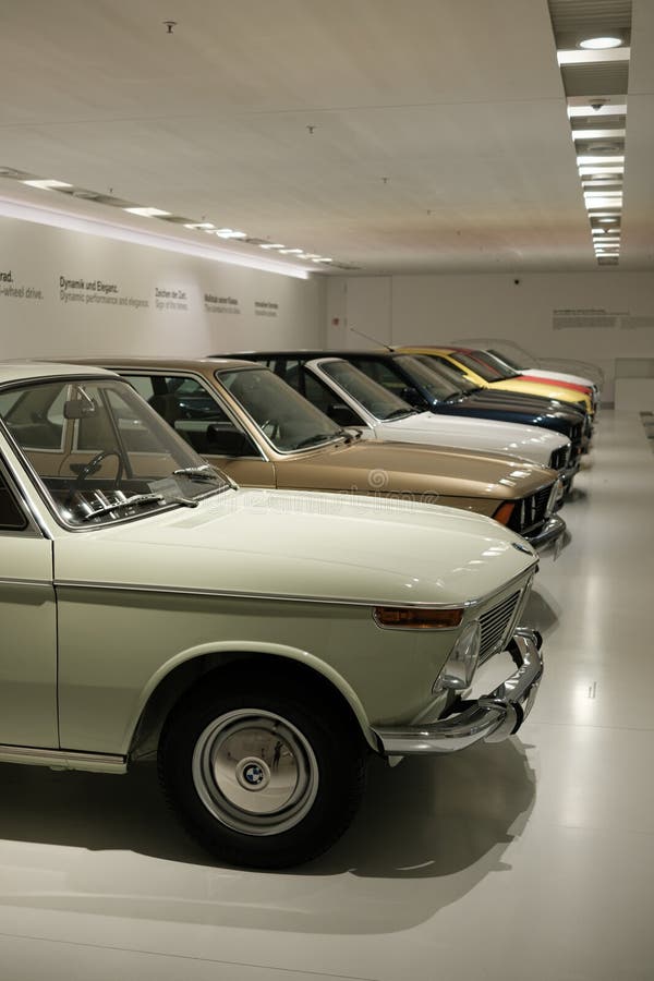 Munich germania 22 giugno 2023 : line-up di modelli classici e moderni della serie 3 di bmw in esposizione al museo di bmw. fotografia stock libera da diritti