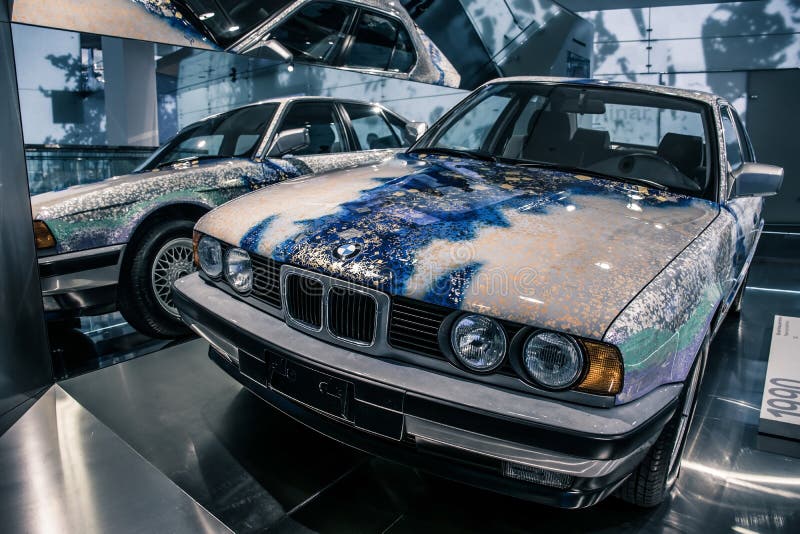 Мюнхен / Германия-24 мая 2019: 1990 BMW 5 series E34 BMW Museum/ BMW Welt. Мюнхен / Германия - 24 мая 2019: 1990 BMW 5 series E34 retro car in BMW Museum / BMW royalty free stock photos