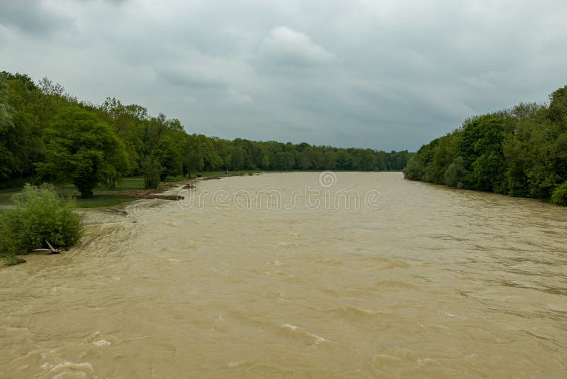 munich, isar, brudermuehlbruecke, MAI 22, 2019: o Axel profundo da tempestade está inundando o isar em munich fotos de stock royalty free munich, isar, brudermuehlbruecke, MAI 22, 2019: o Axel profundo da tempestade está inundando o isar em munich fotos de stock royalty free